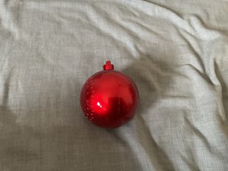 Altavoz rojo forma bola de Navidad