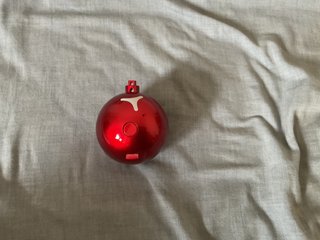 Altavoz rojo forma bola de Navidad