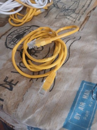 Cables de red LAN amarillos,blanco,y son 5 cables