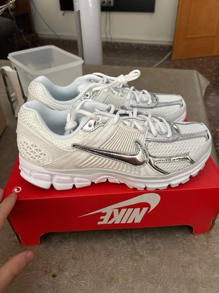 Nike Zoom Vomero 5 Plata y Blanco