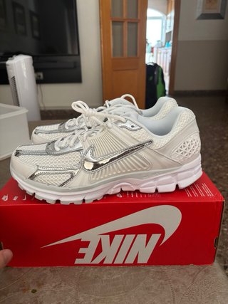 Nike Zoom Vomero 5 Plata y Blanco