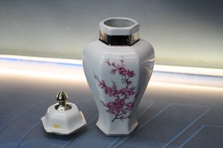 Tibor, jarrón de porcelana con filetes de plata.
