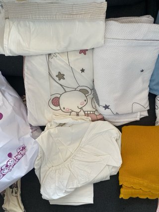 Cuna de bebé blanca con accesorios