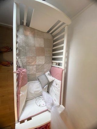 Cuna de bebé blanca con accesorios