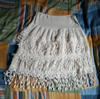Falda blanca con encaje y flecos