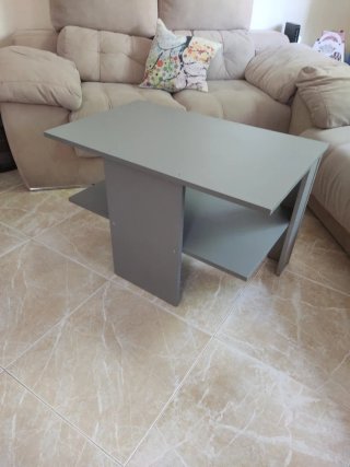 Mesa baja gris con estante