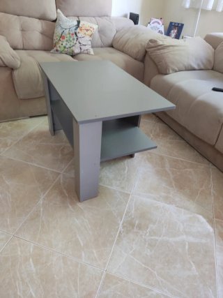 Mesa baja gris con estante