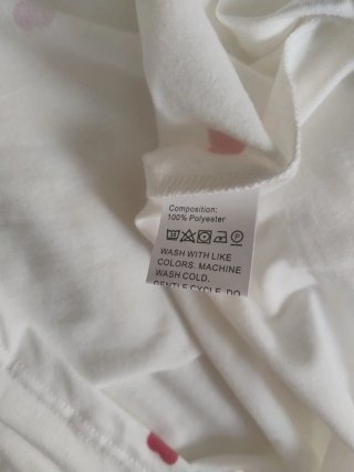 T-shirt bianca Shein con cuoricini rossi