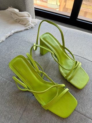 Sandalias de tacón pistacho Bershka