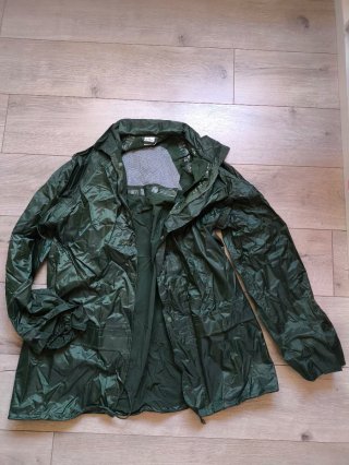 Traje de agua impermeable verde