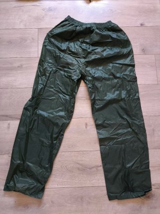Traje de agua impermeable verde