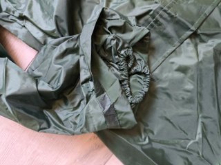 Traje de agua impermeable verde