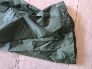 Traje de agua impermeable verde