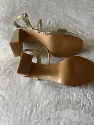 Sandalias Stradivarius doradas tacón
