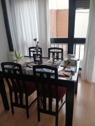 Vitrina, mesa comedor con 6 sillas y mostrador.