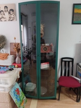 Vitrina, mesa comedor con 6 sillas y mostrador.