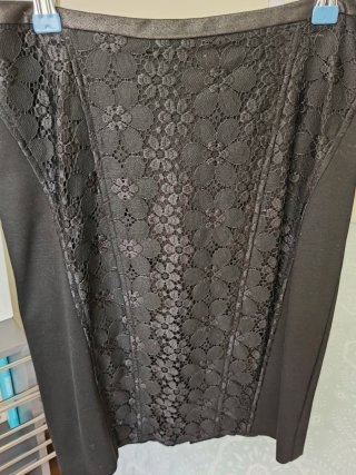 Falda negra de punto con detalle de encaje floral