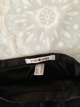 Falda negra de punto con detalle de encaje floral