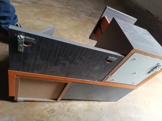 Mueble de entrada gris y naranja
