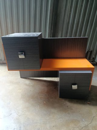 Mueble de entrada gris y naranja