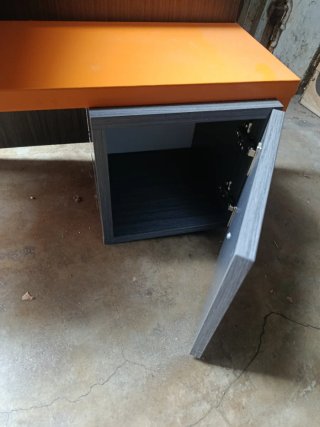 Mueble de entrada gris y naranja