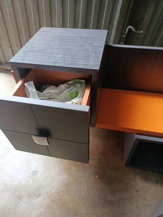 Mueble de entrada gris y naranja