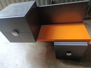 Mueble de entrada gris y naranja