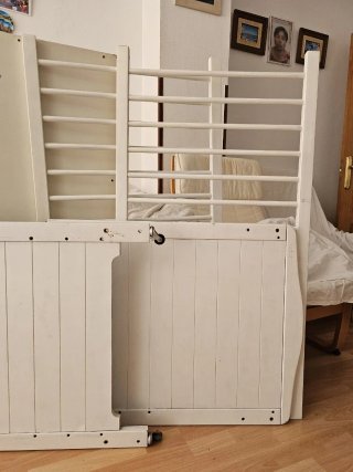 Cuna de madera blanca desmontada