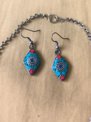 Lote collar y pendientes plateados