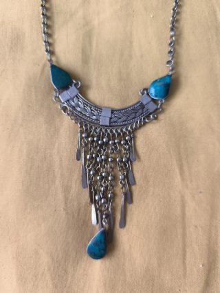 Lote collar y pendientes plateados