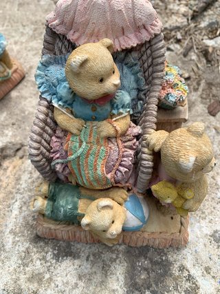 Due deliziose figurine con orsetti