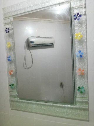 Espejo de baño decorado con flores y accesorios