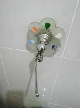 Espejo de baño decorado con flores y accesorios