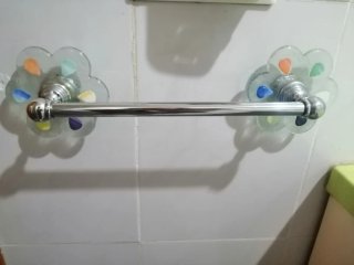 Espejo de baño decorado con flores y accesorios