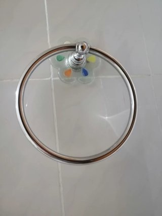 Espejo de baño decorado con flores y accesorios