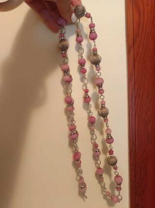 Collana lunga rosa con dettagli argento