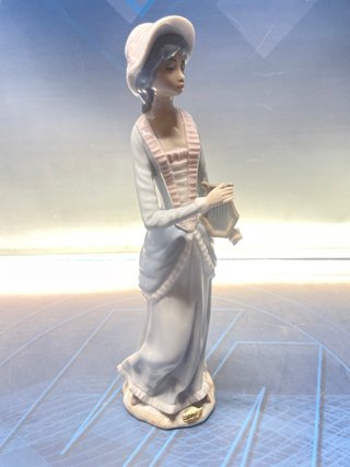 Figura Mujer tocando el arpa, Porcelana Casades 33 CM