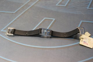 2. Pulsera de metal y cuero negro Le Cadó, Roberto Torreta.