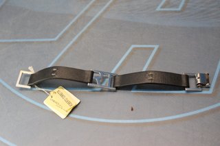 2. Pulsera de metal y cuero negro Le Cadó, Roberto Torreta.