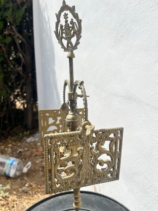 Candelabro de metal dorado