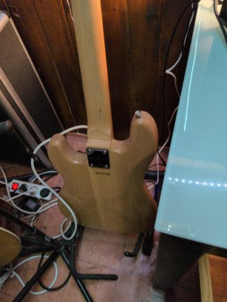 Bajo Gear4music + Amplificador