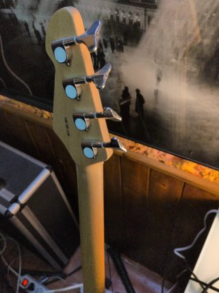 Bajo Gear4music + Amplificador