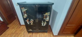 Mueble de lejas con figuras orientales