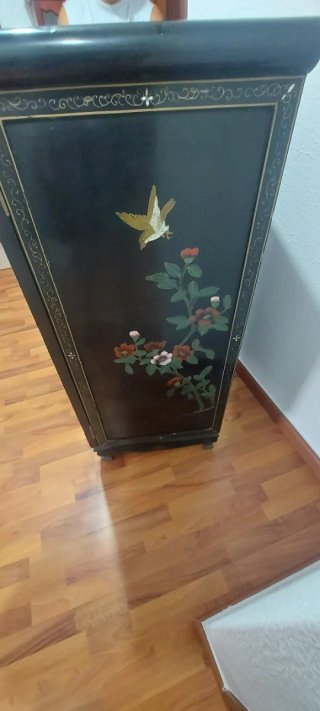 Mueble de lejas con figuras orientales