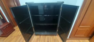 Mueble de lejas con figuras orientales