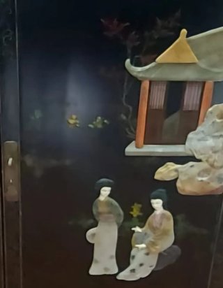 Mueble de lejas con figuras orientales