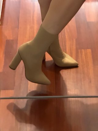 Botín calcetín tacón beige