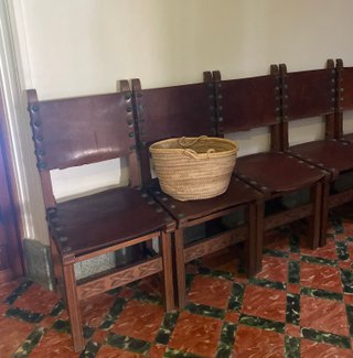 6 Sillas de madera y cuero 30 euros