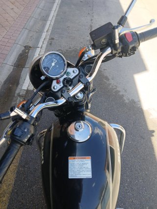 Suzuki TU250X Clásica Negra y Marrón