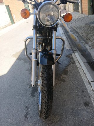 Suzuki TU250X Clásica Negra y Marrón